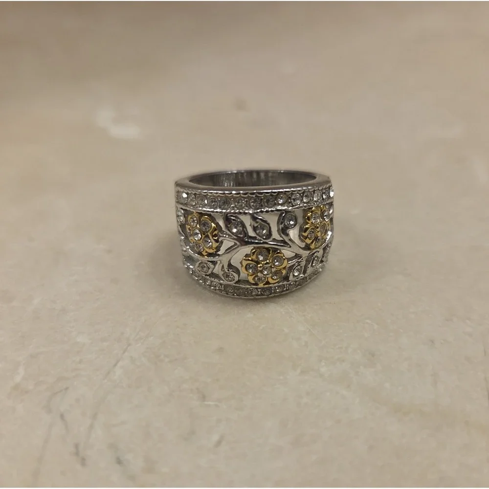 Large 18kge‎ Crystal Floral Ring Ring Size 7